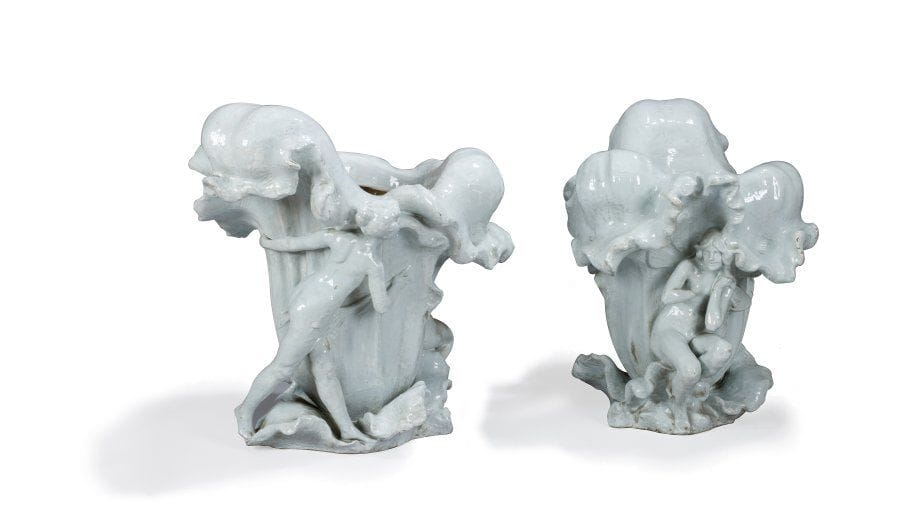 Attribué à la Manufacture KELLER et GUERIN - LUNEVILLE
Paire d'importantes jardinières en céramique à engobe blanc à décor en haut relief d'enfants dans des feuillages, vers 1900..Non signées. Accidents et manques..Hauteur : 72 cm - Largeur : 80 cm.