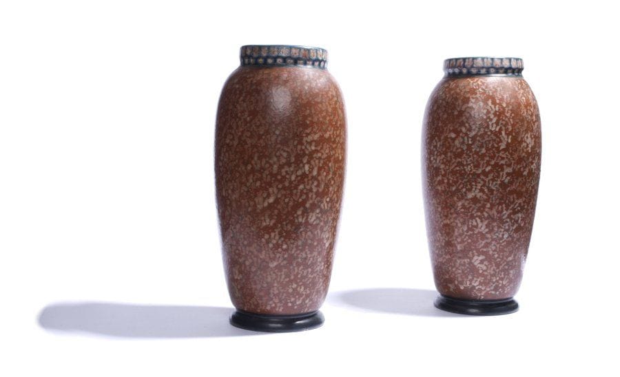 REVERNAY
Paire de vases oblongs sur piédouche et à col droit, en grès émaillé rouille tacheté et vert..Signés. N°14224..Hauteur : 40 cm.