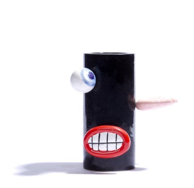 Richard DI ROSA (né en 1963)
Vase cylindrique en céramique émaillée noire à décor en haut relief d'un oeil, d'une main et d'un bouche..Numéroté sur 200..Hauteur : 22,5 cm..Provenance : La Petite Galerie, Paris.