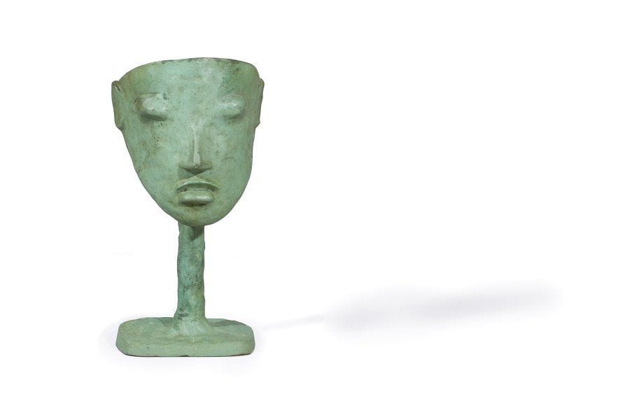Elisabeth Garouste (née en 1949) et Mattia Bonetti (né en 1953)
Lampe Masque, création 1984.Edition En Attendant les Barbares de 150 exemplaires épuisée..Un énorme masque d'inspiration théâtrale, suspendu à un piétement cylindrique, cache la source qui crée comme une aura de lumière derrière le visage, le tout en bronze moulé patiné vert antique. Monogramme BG, cachet de l'éditeur, et cachet du fondeur Blanchet sur le pied, numérotation 135/150 sur la tête et le pied..Hauteur : 50 cm. - Largeur : 25 cm..Bibliographie : S. Calloway, F. Baudot, G-G. Lemaire, Elisabeth Garouste et Mattia Bonetti, Michel Aveline éditeur, Marseille : 1990, p. 81..Un certificat d'authenticité de Madame Elisabeth Garouste sera remis à l'acquéreur.