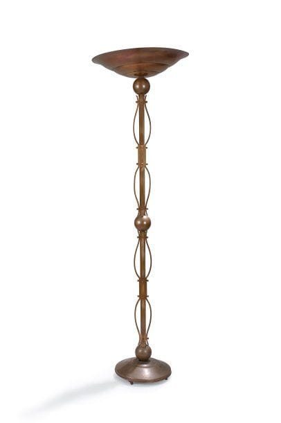 Travail des années 50
Lampadaire en cuivre le fût rythmé de globes et de lamelles courbées..Hauteur : 188 cm.