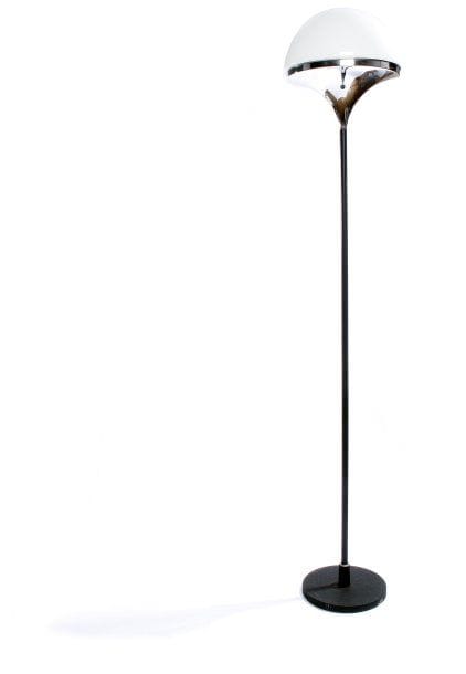 Stilnovo (éditeur) Lampadaire vers 1970.Marbre, métal et verre. Etiquette de l'éditeur sous le globe..Hauteur : 168 cm - Diamètre : 35 cm.