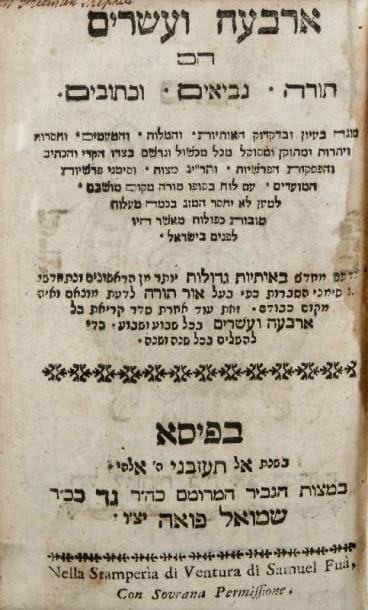 BIBLE HÉBRAÏQUE - Pise, Samuel Fùa, 1781, deux forts volumes in 8°, rel. ép. plein veau brun, dos à cinq nerfs, tranches bleues (reliure très usagée, intérieur resté frais). Intéressante édition de la bible hébraïque, précédée au verso du titre d'un grand bois gravé représentant les armoiries de la famille Fùa (ou Foa). Provenances: signature Mac Donald, datée 1826, sur les gardes ; M. Freeman Shepherd sur les titres ; cachet et ex libris imprimé de la bibliothèque du Grand Séminaire de Bourges. Cette édition de Pise semble inconnue de Zedner, qui cite seulement une édition, pour cette ville, en 1803.