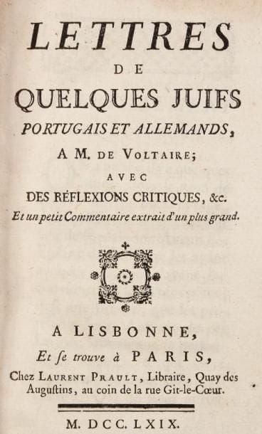 [GUÉNÉE Abbé]
Lettres de quelques juifs portugais et allemands à Monsieur de Voltaire avec des réflexions critiques & c... et un petit commentaire extrait d'un plus grand. Lisbonne et Paris, Prault, 1769, un vol. in 8° rel. ép. plein veau marbré, dos lisse orné de filets et fleurons dorés, pièce de titre sur maroquin rouge, tranches bleues marbrées. Discrète usure aux charnières, sinon bel exemplaire de l'édition originale, peu courante, d'un des grands succès de librairie du XVIIIème et du début du XIXème siècle, avec plus de trente éditions recensées, pour cette réplique, à laquelle collabora le célèbre économiste juif hollandais Isaac Pinto, à l'antisémitisme de Voltaire. Le faux-titre porte « Lettres sur divers écrits de M. de Voltaire, par quelques juifs portugais et allemands ». L'abbé Guénée, auteur de la majeure partie du volume, était sous - précepteur des enfants du Comte d'Artois, futur Charles X (Barbier II, 1260, c).