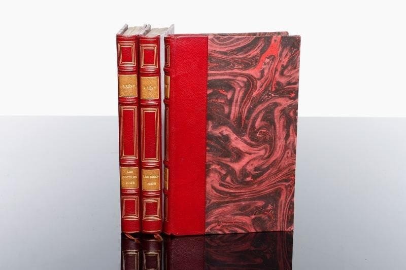 LEVY Jacob
Juifs d'aujourd'hui. I. - Les Pollaks. Paris, Ferenczi et fils, s.d. (1925). II - Les demi-juifs. Ibidem, idem (1926). III - Les doubles-juifs. Ibidem, idem (1927), trois vol. in 12. rel. ép. demi chagrin rouge, dos à quatre nerfs orné de filets dorés, pièces d'auteur et de titre sur maroquin vert, tranche sup. dorée, couvertures (celles des tomes II et III illustrées chacune d'un bois différent de Clément Serveau) conservées. Bel exemplaire en reliure décorative de cette trilogie qui étudie sous forme romancée les différentes attitudes des juifs en France pendant l'entre deux guerres, de l'assimilation complète à l'affirmation identitaire, en passant par les changements de noms, etc ...