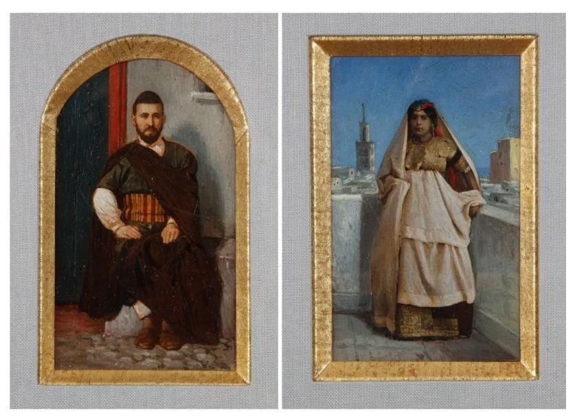 PHOTOGRAPHIES Juifs marocains en tenue traditionnelle Paire de photographies formant pendant. Au format carte de visite, rehaussées de couleurs et vernies, représentant un juif et une juive, celle-ci portant un costume très proche de l'ensemble présenté plus bas sous le numéro 104. Vers 1860-1880. (cadres).