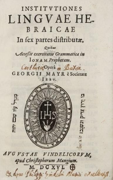 MAYR Georges
Institutiones Linguae Hebraicae, in sex partes distributae. Augsbourg, Mangius, 1616, un vol. petit in 8° rel. ép. plein vélin blanc, double filet d'encadrement à froid sur les plats, dos lisse avec titre manuscrit, tranches mouchetées. Bel exemplaire en reliure d'époque de l'édition originale, dédiée au cardinal Bellarmin, de cette grammaire hébraïque peu commune rédigée par un jésuite. Provenance: ex libris manuscrit sur le titre de la Chartreuse de Buxia (Buxheim) avec ex dono de « l'excellentissime musicien » Philippe Zindelin (Sommervogel, V, 816, n°8 ; Furst II, 336). Le donateur, Phillip Zindelin (Constance 1570-Augsbourg 1622) est un des instrumentistes et compositeurs notables de l'époque charnière entre Renaissance et Baroque en Allemagne du sud, auteur de plusieurs recueils de musique religieuse, publiés entre 1609 et 1612.