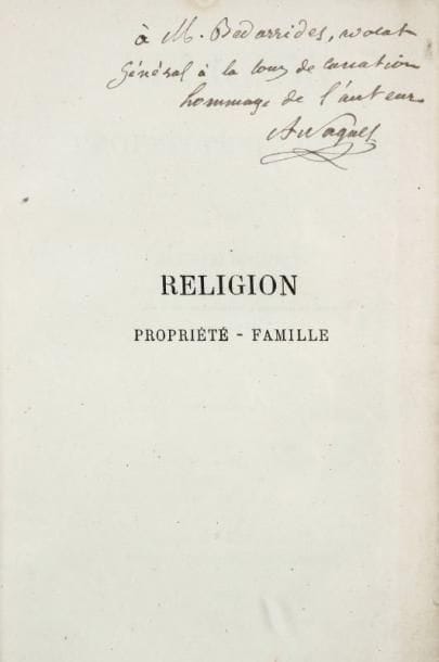 NAQUET Alfred (1834-1916)
Religion-Propriété- Famille. Paris, chez tous les libraires, 1869, un vol. in 12 br., couv. imp. Edition originale d'une des premières oeuvres importantes d'Alfred Naquet, alors professeur agrégé à la Faculté de Paris. Intéressant exemplaire enrichi d'un bel envoi autographe signé de l'auteur à « M. Bedarrides, avocat général à la Cour de Cassation », provenance réunissant deux célébrités originaires du Comtat Venaissin, sur un livre destiné, d'après la préface « à imprimer au socialisme une nouvelle impulsion », en 1869 ! (petits accrocs à la couverture, sinon bon exemplaire).