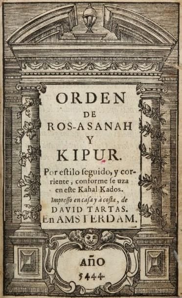 [PRIÈRES] - Orden de Ros-Asanah y Kipur, por estilo seguido y corriente, conforme se uza en este Kahal Kados. Amsterdam, David Tartas, 1684, titre dans un bel encadrement gravé sur bois, un vol. petit in 8° rel. du XIXème siècle plein veau vert, importante plaque à froid décorant les plats, filet doré d'encadrement et nom doré (Me Morales) au centre du premier plat, dos lisse orné en long, tranches dorées (papier uniformément roussi et traces de frottements sur les plats, sinon bel exemplaire d'une des premières éditions de ce rituel à l'usage des marranes qui arrivaient de la péninsule ibérique sans connaître encore l'hébreu).