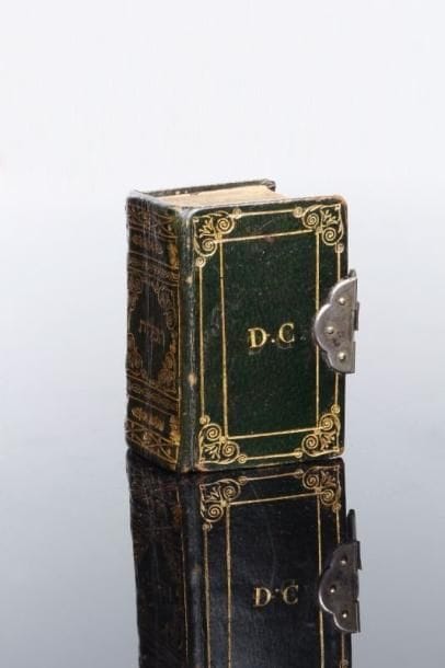 [PRIÈRES] - Seder Tefilot. Amsterdam, Hirtz, 1729, un vol. in 32 (6,5 x 4,5 cm), rel. du début du XIXème siècle pleine basane verte, double encadrement de filets dorés et fleurons d'angle dorés sur les plats, initiales dorées DC au centre du premier plat, dos lisse orné de filets et fleurons dorés, tranches jaunes, fermoir en métal. Malgré un accident avec manque au fermoir, bel exemplaire en reliure très décorative d'un minuscule hébraïque peu courant.
