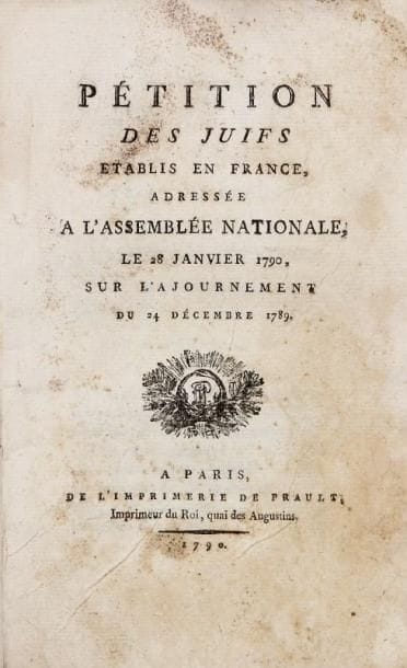 [RÉVOLUTION] - Pétition des Juifs établis en France, adressée à l'Assemblée Nationale, le 28 janvier 1790, sur l'ajournement du 24 décembre 1789. Paris, Prault, 1790, 4 pp. et 108 pp. (la dernière blanche) en un vol. in 8° en cahiers, non rogné (salissures à plusieurs pages). Exemplaire resté en cahiers indépendants, et qui n'a jamais été ni relié ni même broché, de ce texte important, un des actes majeurs de la lutte des Juifs pour obtenir la citoyenneté française. Il a été présenté par Cerf- Berr, ci-devant syndic général des Juifs, assisté de Mayer-Marx, Ber-Isaac-Berr, David Sintzheim (le futur Grand-Rabbin, par ailleurs gendre de Cerf Berr), Théodore Cerf-Berr, Lazare Jacob et Trenelle père. Le texte de la pétition est précédé d'une Lettre des Juifs établis en France à Monsieur le Président de l'Assemblée Nationale. S.l.n.d. (Paris, 1790), 4 pp. in 8° sous la signature imprimée des mêmes.