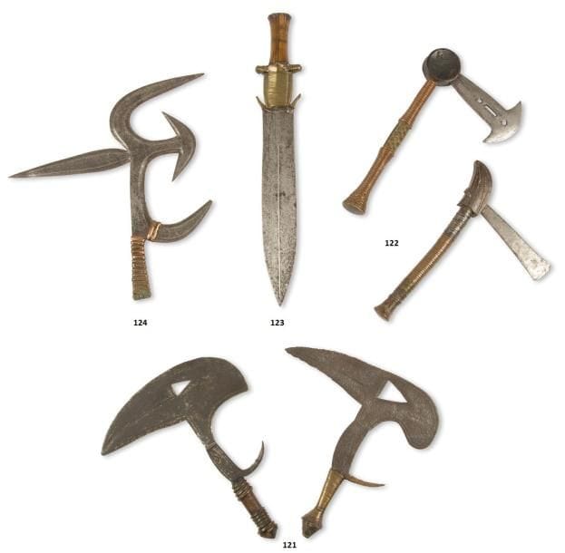 Un beau couteau à décors gravés.
Fang, Gabon.
Bois, fer, cuivre, anciens clous de tapissier, patine d’usage.
H. : 46,6 cm.

Provenance :
Collection d’un chasseur-cueilleur magdalénien ou La collection d’un chineur du Lot.