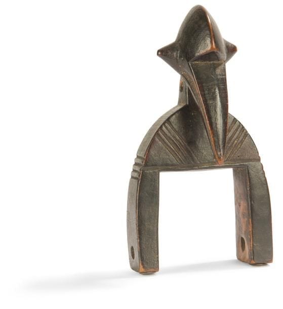 Une belle poulie de métier à tisser sculptée d’une tête d’oiseau, plutôt du porpianong, et à décors gravés.
Senoufo, Côte d’Ivoire
Bois,belle patine d’usage.
H. : 15,5 cm.

Provenance :
Collection d’un chasseur-cueilleur magdalénien ou La collection d’un chineur du Lot.