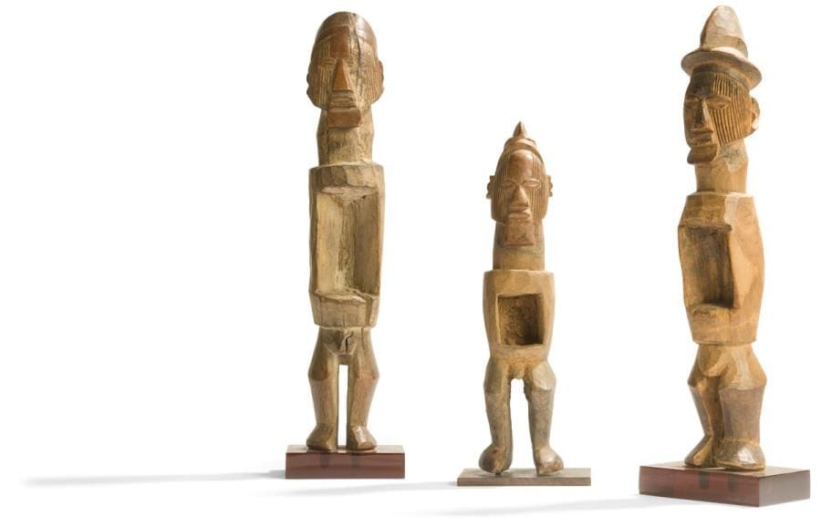 Un lot de trois anciennes statuettes « fétiches ».
Téké, R. D. du Congo
Bois, patines d’usages, petits accidents et fentes d’ancienneté, restauration d’une au visage.
H. : 32,5 cm - H. : 25 cm - H. : 30 cm.

Provenance :
Collection d’un chasseur-cueilleur magdalénien ou La collection d’un chineur du Lot.
