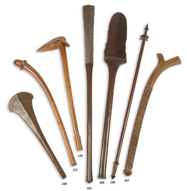 Un beau et ancien casse-tête gata.
Îles Fidji, Polynésie
Bois, cordelette de fibres de coco tressées, belle patine blonde d’usage, reliquats d’étiquettes d’anciennes collections, fente d’ancienneté.
H. : 87 cm.

Provenance :
Collection d’un chasseur-cueilleur magdalénien ou La collection d’un chineur du Lot.