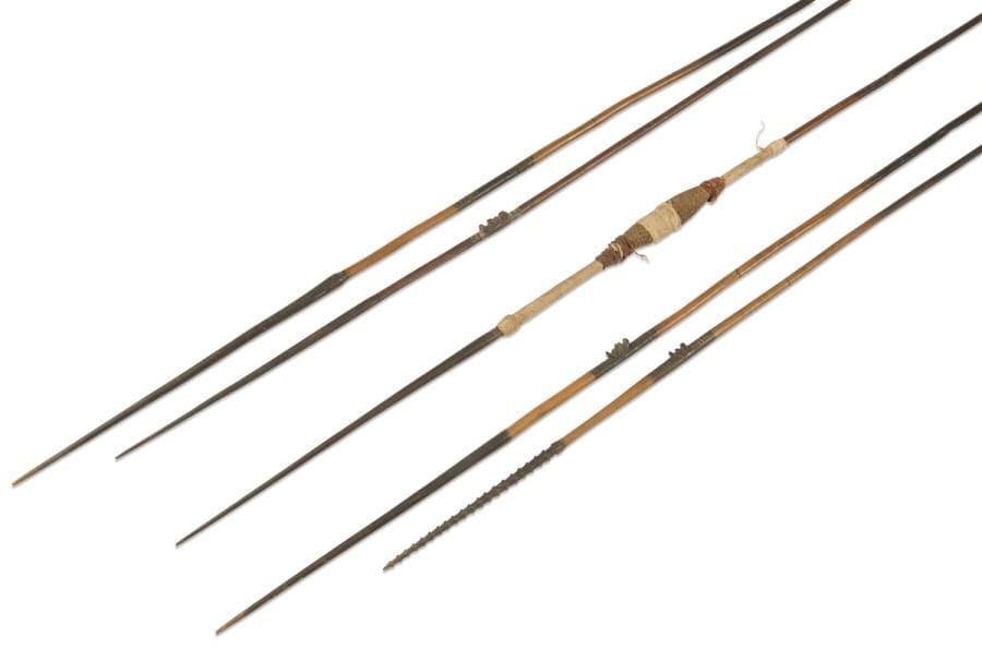 Un lot de deux anciennes sagaies dont une ornée d’une belle tête et l’autre simple à décors gravés.
Kanak, Nouvelle Calédonie
Bois, belles patines d’usages, petit manque ancien à l’extrémité basse d’une des deux.
H. : 185 [tête] et 198 cm.

Provenance :
Collection d’un chasseur-cueilleur magdalénien ou La collection d’un chineur du Lot.