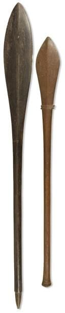 Un lot réunissant deux anciens casse-têtes en bois à décors simples. 
Îles Tonga et Salomon 
Bois, belle patine d’usage, petits accidents et manques. 
H. : 146 cm - H. : 117 cm.
