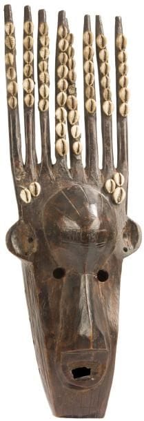 Un ancien masque féminin scarifié de la société du N’tomo, à la conception frontale et bien expressif, et dont les huit cornes sont ornées de cauris.
Bambara, Mali
Bois, patine d’usage, cauris, résine, petites restaurations (cauris refixés). 
H. : 48 cm.
