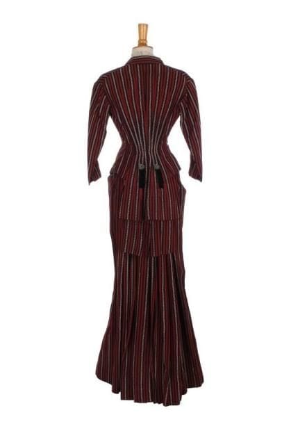 Dany Carrel, Pot-Bouille (1957) : veste et jupe longue en lainage à rayures noires et rouges.