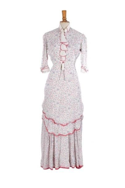 Françoise Arnoul, French Cancan (1955) : robe en voile de coton imprimé de fleurettes sur fond blanc, volants et jabot gansés de soie rose. 