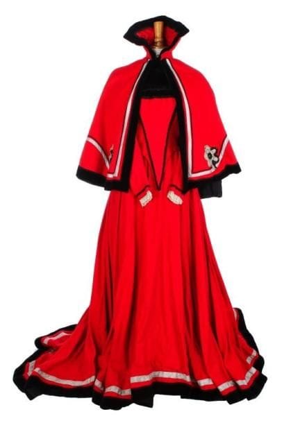 Jeanne Moreau, La Reine Margot (1954) : robe en lainage rouge, velours et galons noirs, cape assortie appliquée de fleurs, de perles noires et galons or.