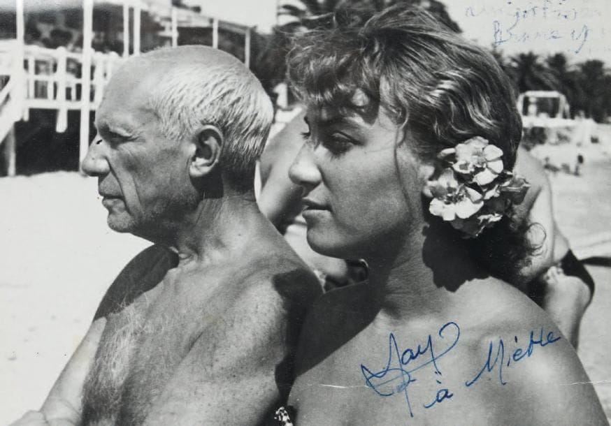 Picasso et Maya, Golfe-Juan 1953 Tirage au gélatino-bromure d'argent d'époque. Dédicacé, daté et signé par Picasso au stylo bille, trace d'encre et enfoncement. Et dédicacée par Maya à l'encre : ...1953 « Para mi queridos amigos Pierre Brune y su mujer » Picasso - « Maya à Miette ». Au dos : indication manuscrite : « Brune ». 13 x 18 cm.