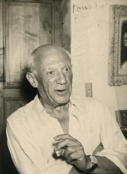 Photo JACKY Picasso à Céret, 1954 Tirage au gélatino-bromure d'argent d'époque. Portrait redessiné et dédicacé par Picasso. Traces d'enfoncement de stylo bille et traces d'encre : « Pour toto Brune Picasso Céret le 9.8.54. ». Au dos : cachet humide de l'auteur, indication manuscrite : « Brune ». 12 x 9 cm. Bibliographie : « Pierre Brune (1887- 1956), des berges de la Seine aux collines de Céret » de Catherine Deloncle Saint Ramon, p 32.
