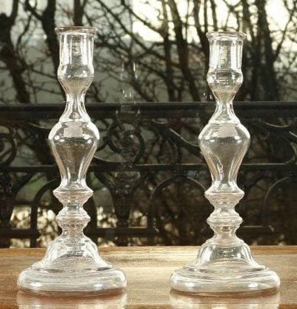 Paire de bougeoirs en verre soufflé du XVIIIe siècle. Ils ont perdu toute leur argenture intérieure . Hauteur : 29,5 cm.