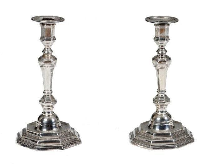 Paire de flambeaux à fût balustre, en argent. Bases à pans coupés Bayonne, XVIIIe siècle (percés pour l'électricité). Avec des bobèches. Hauteur : 24,5 cm - Diamètre : 13 cm.