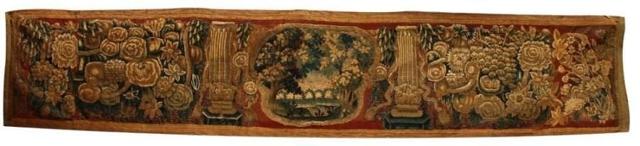 Bandeau de tapisserie à décor de paysage dans un cartouche bordé de colonnes et de fleurs.  Hauteur : 40 cm - Largeur : 200 cm.
