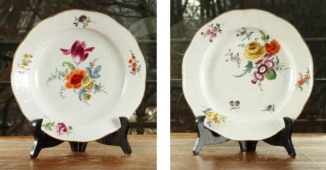 MEISSEN
Deux assiettes à bord contourné à motifs de vannerie en léger relief sur l'aile, décor polychrome de bouquets de fleurs. Marquées : épées croisées et point en bleu. XVIIIe siècle, vers 1770.  Diamètre : 24 cm.