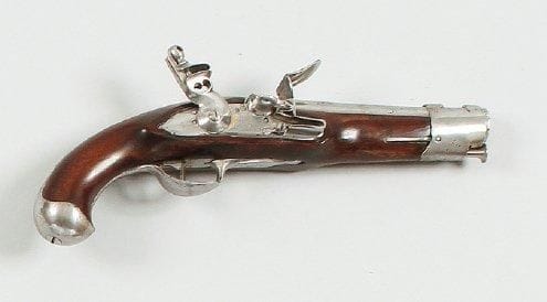Pistolet révolutionnaire dans le goût de l'an IV. Canon rond à méplats au tonnerre. Platine gravée «Mre de Paris». Chien à corps rond. Bassinet, garnitures et baguette en fer. Crosse en noyer . A.B.E.