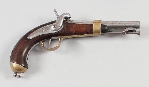 Pistolet de Marine modèle 1837. Canon rond à méplat au tonnerre, poinçonné et daté «1839». Queue de culasse marquée «1837». Platine gravée «Mre Rle de Tulle». Garnitures en laiton poinçonné. Baguette et crochet de ceinture en fer. Crosse en noyer (fêles et réparations). A.B.E.