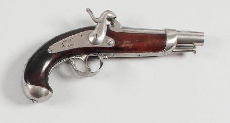Pistolet d'officier de gendarmerie modèle 1842. Canon rond à pans, poinçonné au tonnerre, daté «1844 MR». Queue de culasse marquée «m.1842». Platine poinçonnée et gravée «Mre Rle de Mutzig». Garnitures et baguette en fer poinçonné. Crosse en noyer. B.E.