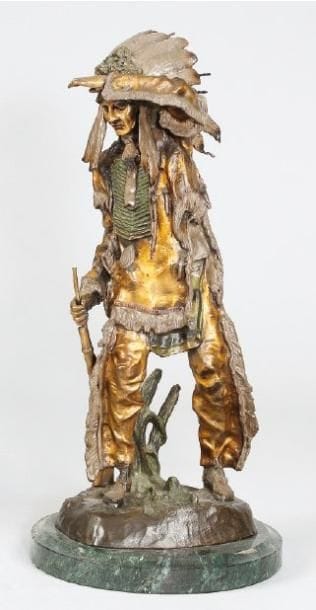 KAUBA Carl (1867-1922). École américaine
«L'Indien sur une piste, en pied» Bronze à deux patines signé sur la terrasse. Hauteur : 51 cm. Socle en marbre vert.