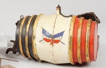 Tonneau de cantinière en tôle tricolore. Bec en laiton. XXe siècle.