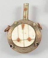 Poire à poudre d'Afrique du Nord. Ronde, en métal blanc et cuivre. Orné de bois, d'os et de pierres. XXe siècle.