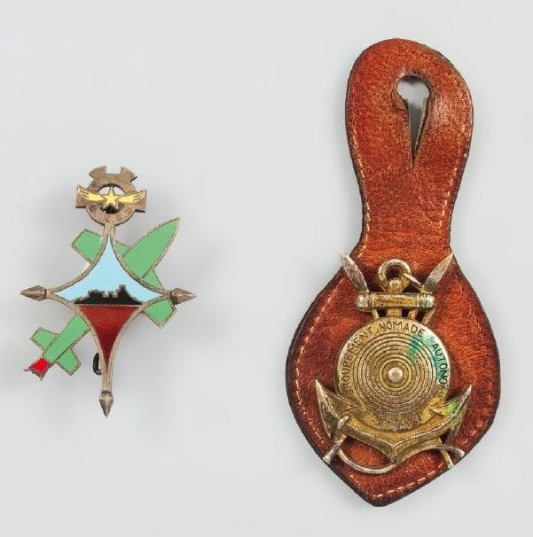 Sept insignes Troupes d'Afrique du Nord et Cavalerie : Maintien de l'ordre A.F.N (Drago) monté sur une patte d'épaule avec un insigne brevet sportif militaire, Groupement nomade autonome TFAI (Arthus Bertrand), CIEES (Courtois), Gendarmerie Cotes des Somalis (Arthus Bertrand), 13e B.M de la 2e DB et deux insignes de cavalerie. On y joint cinq insignes brodés «Infanterie, Conducteur, Transmissions, Neuf Brisach, Quelque part en France».