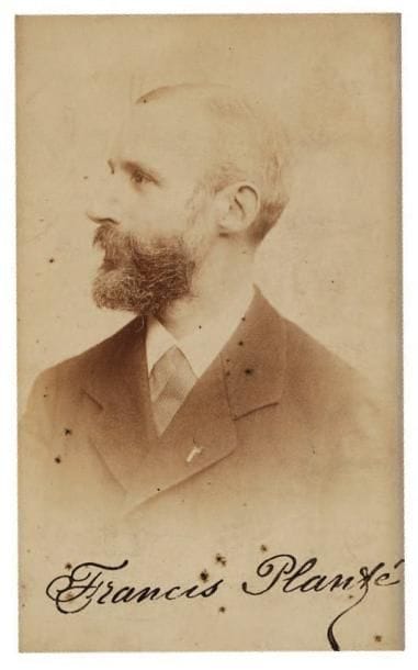 Francis PLANTÉ
Photographie signée ; papier albuminé à vue 19,5 x 12 cm monté sur carte du photographe Benque (encadrée). Photographie du pianiste en buste, de profil, par Benque, avec une grande signature autographe : « Francis Planté ».