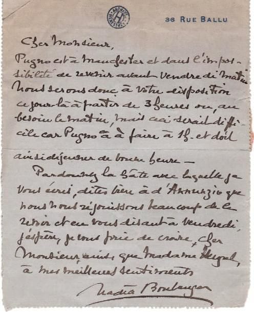 Nadia BOULANGER (1887-1979)
16 L.A.S. et 3 L.S. (plus 3 cartes de visite autogr.), 1908-1977 et s.d., à Henri, Jacques et François Heugel ; 25 pages in-8 ou in-12, qqs adresses. Les premières lettres (1908-1910) concernent son opéra La Ville morte, écrit en collaboration avec Raoul Pugno, sur un livret de Gabriele d'Annunzio. Ils sont allés chez Albert Carré, directeur de l'Opéra-Comique, qui a fait très bon accueil à leur partition, et s'est montré plein « d'une attention infatigable, semblant se familiariser de suite avec tous les thèmes ». Elle remercie Henri Heugel de s'intéresser à La Ville morte « si affectueusement, si fidèlement que nous tenons à ce que vous sachiez tous les événements qui précèdent son apparition [...]. J'ajoute que nous avons donné une très mauvaise audition », étant malades tous les deux.... Répondant à une invitation avec Pugno, elle charge Heugel de « bien dire à d'Annunzio que nous nous réjouissons de le revoir ». Prise par son déménagement, elle n'a pas eu le temps de terminer « la réduction du second piano. Je vais y travailler aujourd'hui et demain, espérant ainsi venir vers vous accompagnée de mon manuscrit samedi »... Elle évoque sa soeur Lili... Vers 1950, elle remercie Jacques Heugel de l'envoi de ses recueils de poésies, qui lui rappellent sa mère et lui donnent tant de plaisir : « il se dégage de votre livre ce quelque chose de mystérieux qui donne un sens au plus grand bonheur comme à la plus profonde douleur »... Elle l'invite à une audition « des envois de ma pauvre petite soeur. Je voudrais que vous les entendissiez - j'admire votre esprit, fervent et profond - et j'aimerais que vous vous approchiez de ce coeur qui m'apparaît chaque jour plus lumineux »... 1961-1977, à François Heugel, le remerciant pour ses dons au Conservatoire Américain, ou ses invitations, évoquant la longue amitié qui lie leur famille... On joint une carte de visite autogr. de Lili Boulanger ; et un faire-part pour une messe à la mémoire de Lili Boulanger et sa mère.