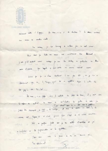 Pierre BOULEZ (né en 1925)
2 L.A.S. et 1 L.S. à François Heugel ; 1 page in-8 et 3 pages in-4, 2 en-têtes Ensemble Intercontemporain et IRCAM. Amusante réponse à une invitation : « n'étant pas encore motorisé, je volerai seulement par la pensée auprès de vous. (La lévitation est très recommandée pour le passage à niveau) »... [1976 ?] « Ce n'est pas sans regret [...] que j'ai dû changer mon programme et renoncer au Visage nuptial. Mais après avoir constaté qu'il m'avait fallu deux heures pour venir à bout de 4 minutes de musique sur les 22 que comporte l'oeuvre, force m'a été d'abandonner ce combat inégal ». Cette partition avait déjà été révisée après la première édition de 1957 pour y inclure hâtivement des changements en 1959, et a été depuis imprimée avec toutes les corrections. « Or personne [...] ne s'est avisé d'établir - depuis vingt ans - un matériel absolument conforme à la partition, et non gribouillé et surchargé de façon pratiquement illisible. D'où la lenteur du travail de déchiffrage ». Et pour Soleil des Eaux, on a donné à la chanteuse la version ancienne sans aucune des corrections récentes. C'est « beaucoup de malheurs pour un seul concert », et comme toutes ses oeuvres sont maintenant chez Universal, il vaudrait mieux lui vendre « ces deux oeuvres d'orchestre pour lesquels je ferai établir un nouveau matériel correct »... 29 novembre 1978, il a laissé les épreuves de Livre pour Cordes à Baden-Baden et va les rechercher... On joint 3 photographies de Boulez dirigeant, et 5 photographies d'amateur de P. Boulez.
