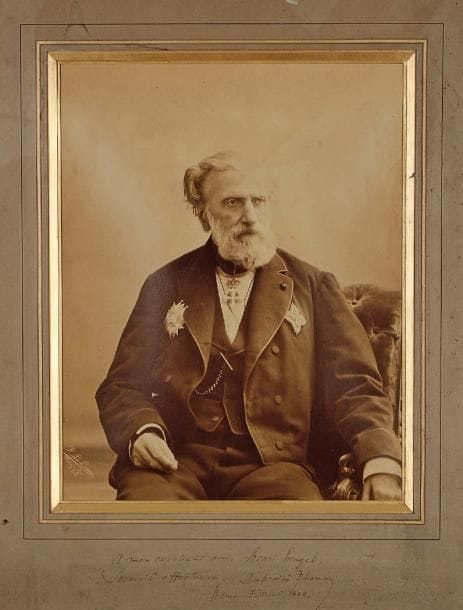 Ambroise THOMAS
Photographie dédicacée ; papier albuminé, à vue 34,5 x 27 cm (encadrée). Photographie par H. Le Lieure, Rome 1888 ; Ambroise Thomas est assis dans un fauteuil, avec ses décorations en collier ou épinglées à sa redingote. Dédicace autographe signée sur le carton d'encadrement : « A mon excellent ami Henri Heugel / Souvenir affectueux. / Ambroise Thomas / Rome, Février 1888 ».