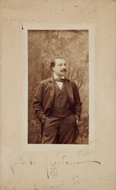 Umberto GIORDANO
Photographie dédicacée ; papier albuminé 16,5 x 9,5 cm monté sur carte 24,5 x 15,5 cm (encadrée, encre pâlie). Belle photographie du compositeur à mi-corps, avec le cachet du photographe Guigoni & Bossi Milano. Dédicace autographe signée sur le carton au-dessus et au-dessous de la photographie : « Alla gentile Signora Heugel / omaggio. / Umberto Giordano / Milano 2 maggio 97 ».