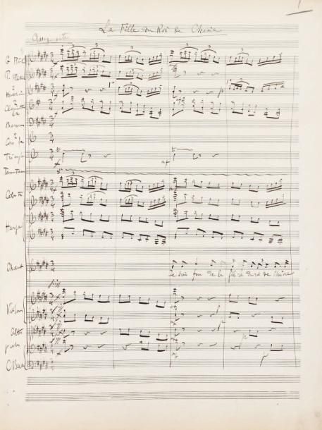 Georges HÜE
Manuscrit musical autographe signé, Croquis d'Orient ; [1]-15-13-5-16 pages in-fol. écrites au recto et montées sur onglets, rel. cartonnage demi-toile noire (dos cassé). Recueil de quatre mélodies avec orchestre. Il s'agit des quatre mélodies de la première série des Croquis d'Orient, sur des poèmes de Tristan Klingsor. Le manuscrit a servi pour la gravure, et pour la direction d'orchestre comme en témoignent les annotations au crayon rouge-bleu. Il est à l'encre noire sur papier Lard-Esnault (Ed. Bellamy successeur) à 24 lignes. Berceuse triste : « Douce, douce adorée »..., Assez lent et très calme, en mi majeur à 4/4 ; 2 grandes flûtes, hautbois, cor anglais, 2 clarinettes, 2 bassons, 2 cors, violons 1 et 2, altos, violoncelles et contrebasses (15 pages). L'Âne blanc : « Je ne t'envoie ni vase, ni roses ce soir »..., Allegretto moderato, en mi bémol majeur à 2/4 ; 2 flûtes (et piccolo), 2 hautbois, 2 clarinettes, 2 bassons, 2 cors, triangle, violons 1 et 2, altos, violoncelles et contrebasses (13 pages). Chanson d'amour et de souci : « Une rose s'effeuille au verger »..., Très lent, en la mineur à 3/4 ; grande flûte et les cordes avec sourdines (5 pages). La Fille du Roi de Chine : « Je suis fou de la fille du roi de Chine »..., Assez vite, en mi majeur à 3/4 ; grandes flûte, petite flûte, 2 hautbois, 2 clarinettes, 2 bassons, 2 cors, triangle, tam-tam, célesta, harpe, violons 1 et 2, altos, violoncelles et contrebasses (16 pages). On joint la partition imprimée des Croquis d'Orient (chant et piano, couv. illustrée).