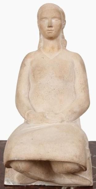 René ICHÉ (1897-1956)
Hommage à Guillaume Apollinaire ou Femme assise, 1930 Terre chamottée. Inscription de la main de l'artiste: "1ère épreuve, mai 1938". (restaurations). Hauteur: 32,5 cm. Historique: Le modèle est Rosa Achard (1904-1992), la jeune épouse de l'artiste, enceinte de leur fille Hélène qui naîtra le 9 juillet 1930. Iché rend hommage à son ami Guillaume Apollinaire et à son dernier roman La Femme assise dont l'héroïne, Elise, est une femme libre qui souhaite devenir peintre. A l'avant-garde du féminisme, Iché pousse plus loin le propos d'Apollinaire et propose une femme à la maternité maîtrisée et ambiguë, en position du Scribe. Une référence appuyée à la sagesse et au savoir. Son visage impénétrable suggère la sérénité, "le masque" de la grossesse est détourné de sa simple explication physiologique pour incarner une maternité universelle et spirituelle. Autre exemplaire / variante: Marbre, collection privée, France. Exposition: Paris, Galerie Zborowski, 1931, Iché sculpteur et architecte, n°1 (exemplaire en marbre). Bibliographie: Galerie Zborowski, Iché sculpteur et architecte, catalogue d'exposition, p. 2.
