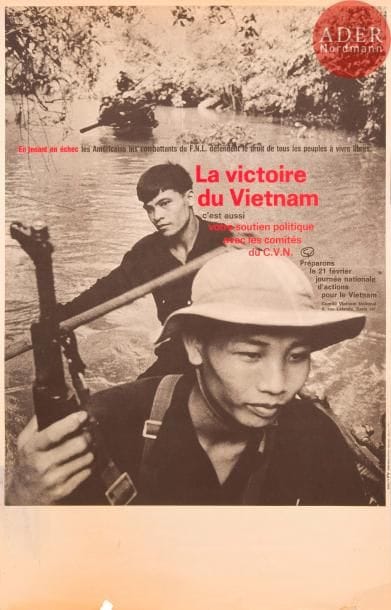 [AFFICHE MAI 68 - GUERRE VIETNAM]
La victoire du Vietnam c’est aussi votre soutien politique. 
Affiche du Comité Vietnam National pour préparer la journée d’action du 21 février 1968 (sac du siège d’American Express), prémices du mouvement du 22 mars à Nanterre.
Impression offset. 
98 x 63 cm
Bas effrangé.