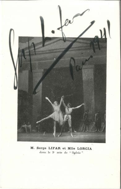 Serge LIFAR (1905-1986) Photographie signée et datée, 1941 ; 17 x 10,3 cm
   Photo de Serge Lifar et Mlle Lorcia dans le 3e acte de Sylvia, avec grande signature: « Serge Lifar Paris 1941 »
