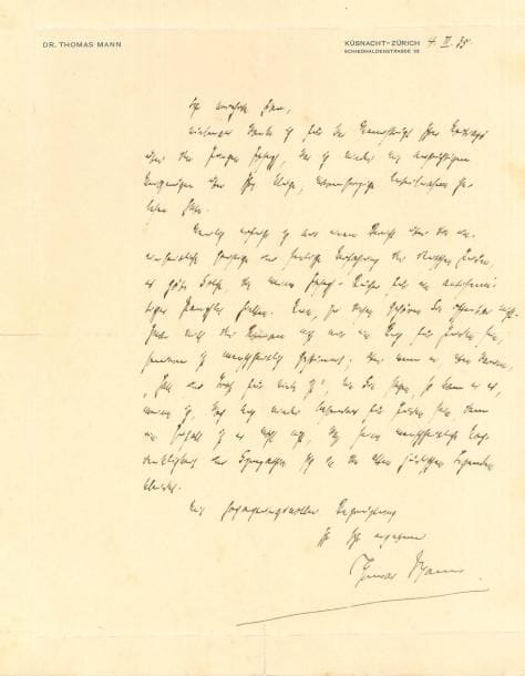 Thomas MANN (1875-1955) LAS, Küsnacht-Zürich 4 février 1935, à la dessinatrice et peintre Else Meidner, à Breslau ; 1 page in-4 à son en-tête (petites fentes réparées), enveloppe ; en allemand
   Très intéressante lettre à propos de sa tétralogie romanesque Joseph und seine Brüder, et notamment du second volume, Der junge Joseph, Mann se défend d’avoir écrit un livre pour les juifs ou un pamphlet antisémite
   Il remercie Else Meidner de l’envoi du manuscrit de sa conférence sur Der junge Joseph [Else Meidner (1901-1987), Der junge Joseph Vortrag, manuscrit ronéoté (Breslau 1935)], qu’il a lu avec un réel plaisir pour sa sympathie perspicace et chaleureuse (« das ich wieder mit aufrichtigem Vergnügen über Ihre kluge, warmherzige Anteilnahme gelesen habe ») Il a récemment appris d’un rapport sur l’état d’esprit intellectuel et moral divisé des Juifs allemands, que certains pensaient que ses livres de Joseph étaient un pamphlet antisémite (« Neulich erfuhr ich aus einem Bericht über die uneinheitliche geistige und seelische Verfassung der deutschen Juden, es gäbe solche, die meine Joseph-Bücher für ein antisemitisches Pamphlet hielten ») ; Else Meidner n’en fait évidemment pas partie En vérité le roman ne veut pas être un livre seulement pour les Juifs, mais destiné à l’humanité (« Zwar will der Roman nicht nur ein Buch für Juden sein, sondern ist menschheitlich gestimmt ») Et si Else Meidner y a trouvé soutien et réconfort, c’est qu’il peut en être ainsi particulièrement pour les Juifs, car ce n’est probablement pas une coïncidence si sa réflexion humaine de sympathie s’habille dans les vieilles légendes juives (« so kann er es, meine ich, doch auch wieder besonders für Juden sein, denn ein Zufall ist es wohl nicht, dass seine menschheitliche Nachdenklichkeit der Sympathie sich in die alten jüdischen Legenden kleidet »)…
