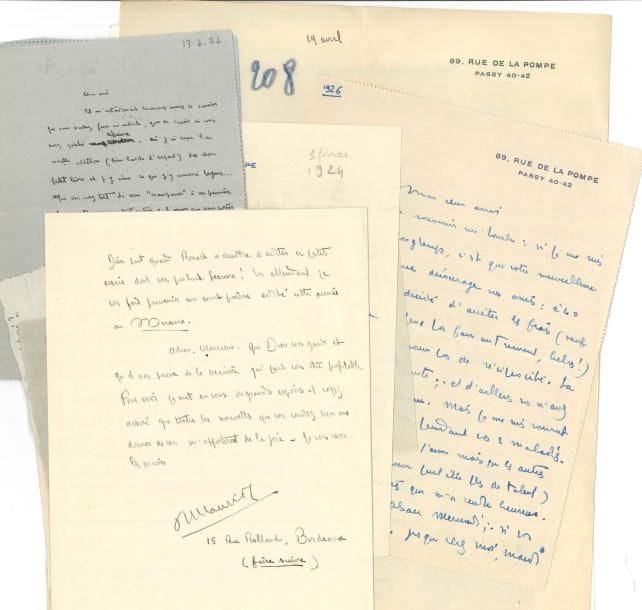 François MAURIAC (1885-1970) 22 LAS et 1 LS, 1917-1965, à Henry de Montherlant ; 33 pages formats divers
   Magnifique correspondance littéraire, qui est aussi l’histoire d’une amitié fervente traversée de brouilles
   Paris 27 décembre 1917, après la lecture d’un manuscrit : « à moi qui ne suis plus très capable de m’émouvoir avec de la littérature vous avez donné une émotion – la même que j’eus à votre âge en lisant, pour la première fois, les Illuminations de Rimbaud Et puisque vous me connaissez, vous savez de quel cœur préparé j’ai dû accueillir votre symphonie sur le collège, sur la douzième année – et quelle route se frayent à travers ce cœur, les voix d’enfants »… Malagar 12 septembre 1918 Belle et longue lettre d’admiration après la lecture de ses proses : « j’avais cette certitude que votre royauté ne pouvait être éphémère… Oui les dieux me retiennent par les épaules : ces dieux, ces justes dieux… et vous savez que leurs bien-aimés s’appelaient Priam, Œdipe, Prométhée, tous les suppliciés, tous les suppliants… […] Ne croyez pas que j’aie choisi ma destinée et n’admirez pas ma fortune… […] Je sens en vous une inquiétude… Je la connais, je vous reconnais […] Je n’ose plus vous dire mon espérance anxieuse de vous voir renaître une seconde fois après cette grande tempête Vous vous préparez Monsieur à une œuvre qui dépassera de beaucoup les nôtres […] Neuf encore au monde et passé presque du collège à la bataille, peut-être aurez-vous ce dernier courage, de ne pas maquiller votre effrayant héros »…
En janvier 1919, il lui suggère d’envoyer ses manuscrits à André Germain aux Écrits nouveaux plutôt qu’à la NRF « qui ne reparaîtra de longtemps »… Saint-Symphorien 16 août 1919 « J’avais lu déjà et relu votre étrange et inquiétant dialogue : oui, il y a du nouveau et qui est ce sentiment d’une présence mystérieuse et adorable dans l’enfant avant que la puberté l’ait abêti Ce respect, cette inquiétude en face du garçon de douze ans »… 26 septembre 1920, sur 