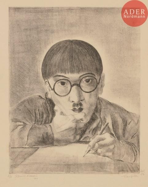 Léonard-Tsuguharu Foujita (1886-1968)
Autoportrait dessinant. 1925. Lithographie. 243 x 315. Buisson 26.66. Très belle épreuve sur vélin, collée par les bords sous verre (avec fine trace de colle oxydée perceptible sur le pourtour), annotée au crayon « 2/2 Epreuve d’essai / 2 essais 1925 », signée en idéogrammes et en caractères européens. Très claires rousseurs marginales. Toutes marges. Tirage définitif à 30 épreuves. Cadre.